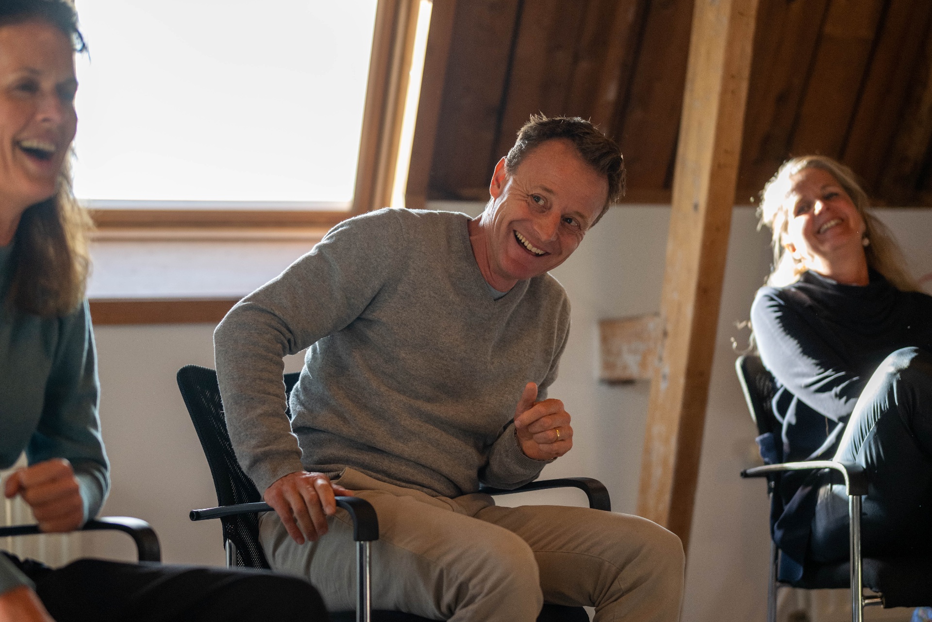 Deelnemer in gesprek tijdens een Liberated Leader sessie
